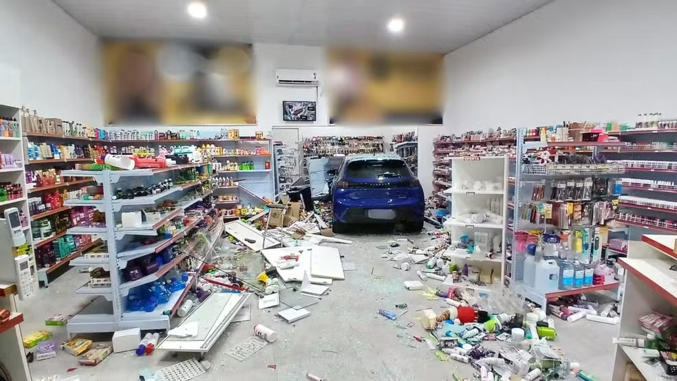 Motorista é preso após invadir loja de cosméticos com carro